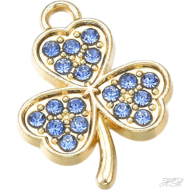 02517 Bedel Klavertje met rhinestones Licht goud (Nikkelvrij)/blauw   18,5x14x2mm; gat 1,8mm 1 stuks