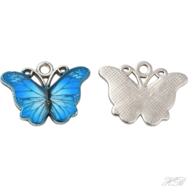 05527 Bedel Enamel vlinder Metaalkleurig (Nikkelvrij)/Deep sky blue 13,5x18x1,5; gat 1,3mm 1 stuks