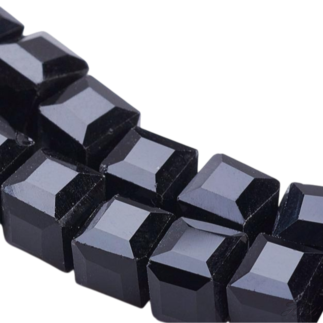 05399 Glaskraal vierkant facet Black   5~6mm; gat 1mm ±25 stuks