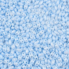 05582 Duo-bead Opaque Light sky blue   5~6x2,5~3,5x3mm; gat 0,7~0,9mm ±10 gram