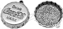 01077 Bedel coca-cola dop Antiek zilver (Nikkelvrij) 24mmx22mm; binnenkant 18mm