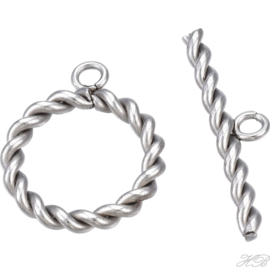 02764 Kapittelslot gedraaid Metaalkleurig (201 stainless steel)  18x15x2,5mm; bar 23x5mm; gat 1,8mm 1 stuks