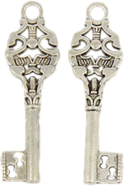 02854 Bedel sleutel Antiek zilver (Nikkelvrij) 50x14,5x4,5mm; gat 4mm 2 stuks