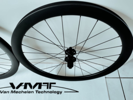 VMT SPEED 45mm full carbon 2025 wielset (clincher/banden) voor 12mm steekassen, 6-bouts remschijfbevestiging en Shimano (9/10/11/12speed) body interne  velgbreedte 24mm
