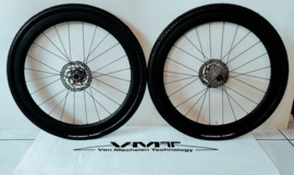 VMT Speed 45mm full carbon gravel disc 28" wielset Shimano inclusief banden, remschijven (160mm) en 11v cassette carbonwielen gravel interne velgbreedte 24mm