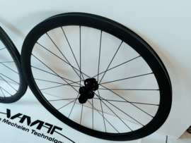 VMT SPEED 38mm full carbon 2025 wielset (clincher/banden) voor 12mm steekassen, 6-bouts remschijfbevestiging en Shimano (9/10/11/12speed) body interne velgbreedte 24mm