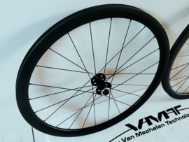 VMT SPEED 38mm full carbon 2025 wielset (clincher/banden) voor 12mm steekassen, 6-bouts remschijfbevestiging en Shimano (9/10/11/12speed) body interne velgbreedte 24mm