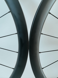 VMT SPEED 38mm full carbon 2025 wielset (clincher/banden) voor 12mm steekassen, 6-bouts remschijfbevestiging en Shimano (9/10/11/12speed) body interne velgbreedte 24mm