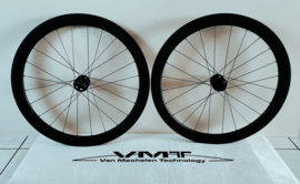 VMT SPEED 50mm full carbon 2025 wielset (clincher/banden) voor 12mm steekassen, 6-bouts remschijfbevestiging en Shimano (9/10/11/12speed) body interne velgbreedte 24,5mm