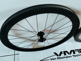 VMT SPEED 50mm full carbon 2025 wielset (clincher/banden) voor 12mm steekassen, 6-bouts remschijfbevestiging en Shimano (9/10/11/12speed) body interne velgbreedte 24,5mm