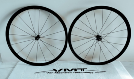VMT Speed 3.0 2025 lichtgewicht (1590gr) aluminium wielset (clincher/banden) met Shimano body voor velgremmen