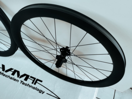 VMT SPEED 50mm full carbon 2025 wielset (clincher/banden) voor 12mm steekassen, 6-bouts remschijfbevestiging en Shimano (9/10/11/12speed) body interne velgbreedte 24,5mm