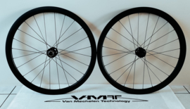 VMT SPEED 38mm full carbon 2025 wielset (clincher/banden) voor 12mm steekassen, 6-bouts remschijfbevestiging en Shimano (9/10/11/12speed) body interne velgbreedte 24mm