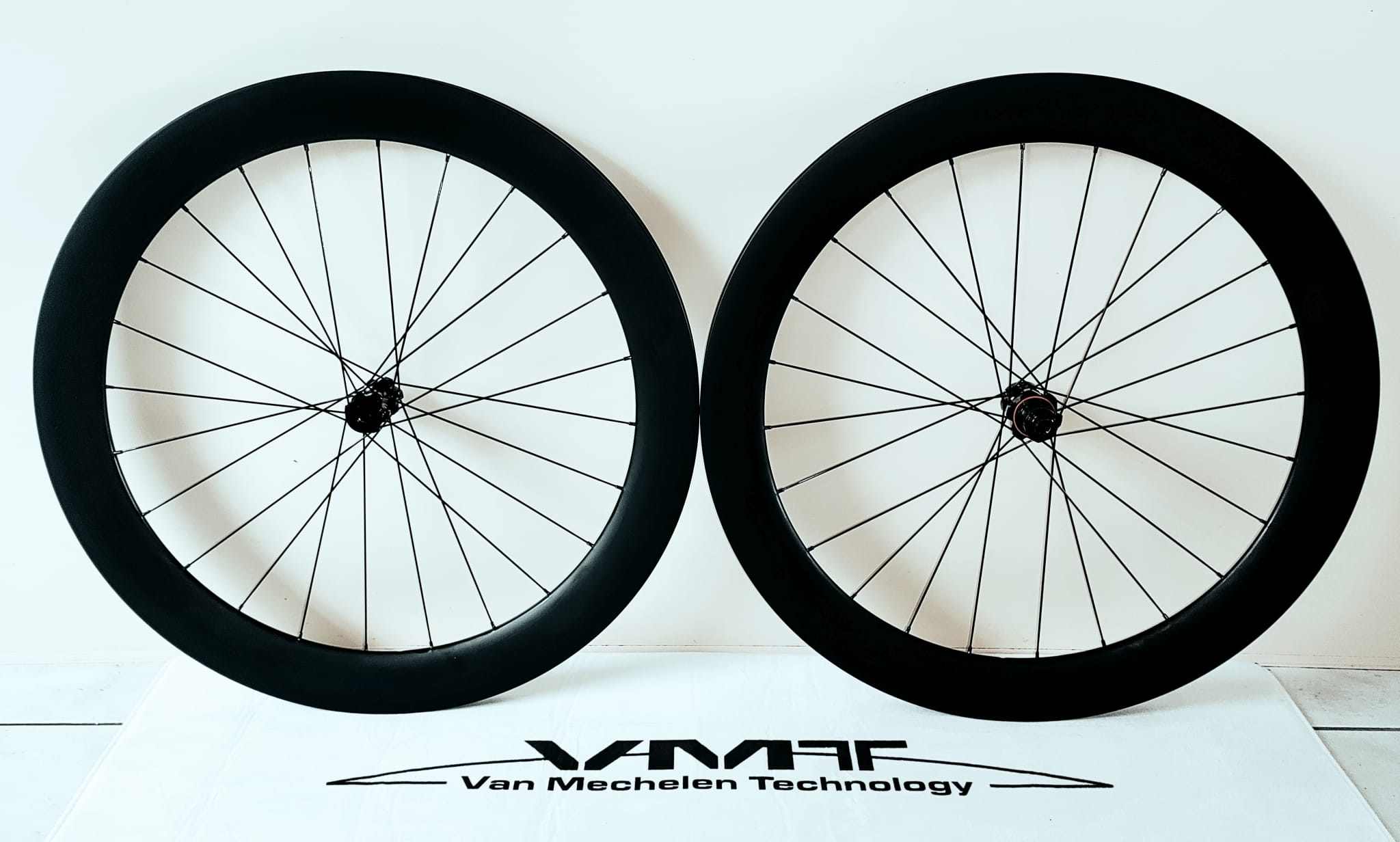 VMT 60mm SPEED SL full carbon centerlock disc wielset 100/142/12mm 1690gr interne velgbreedte 26,5mm