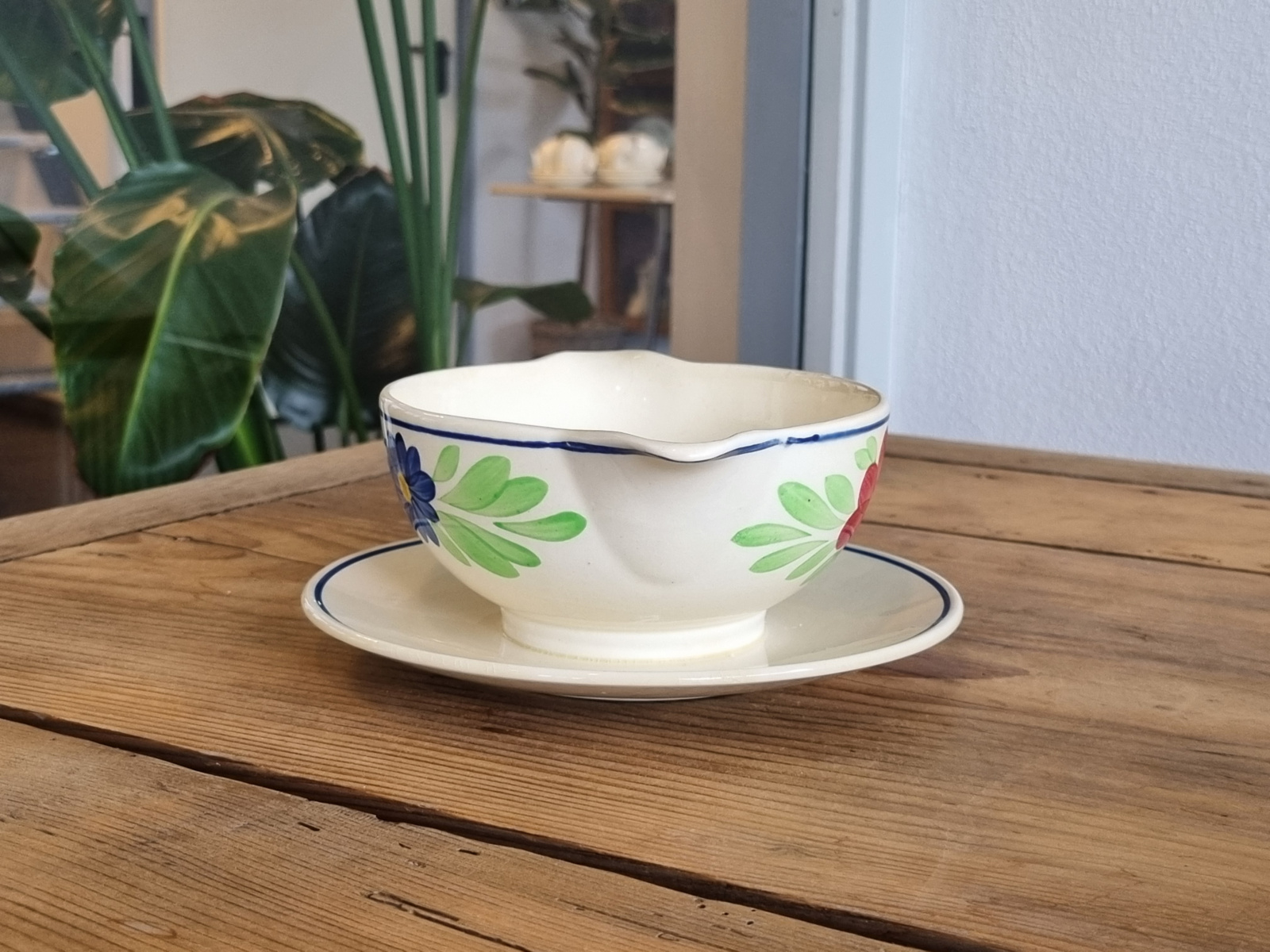 Boerenbont Societe Ceramique blauw-rode bloem Sauskom op vaste onderschotel