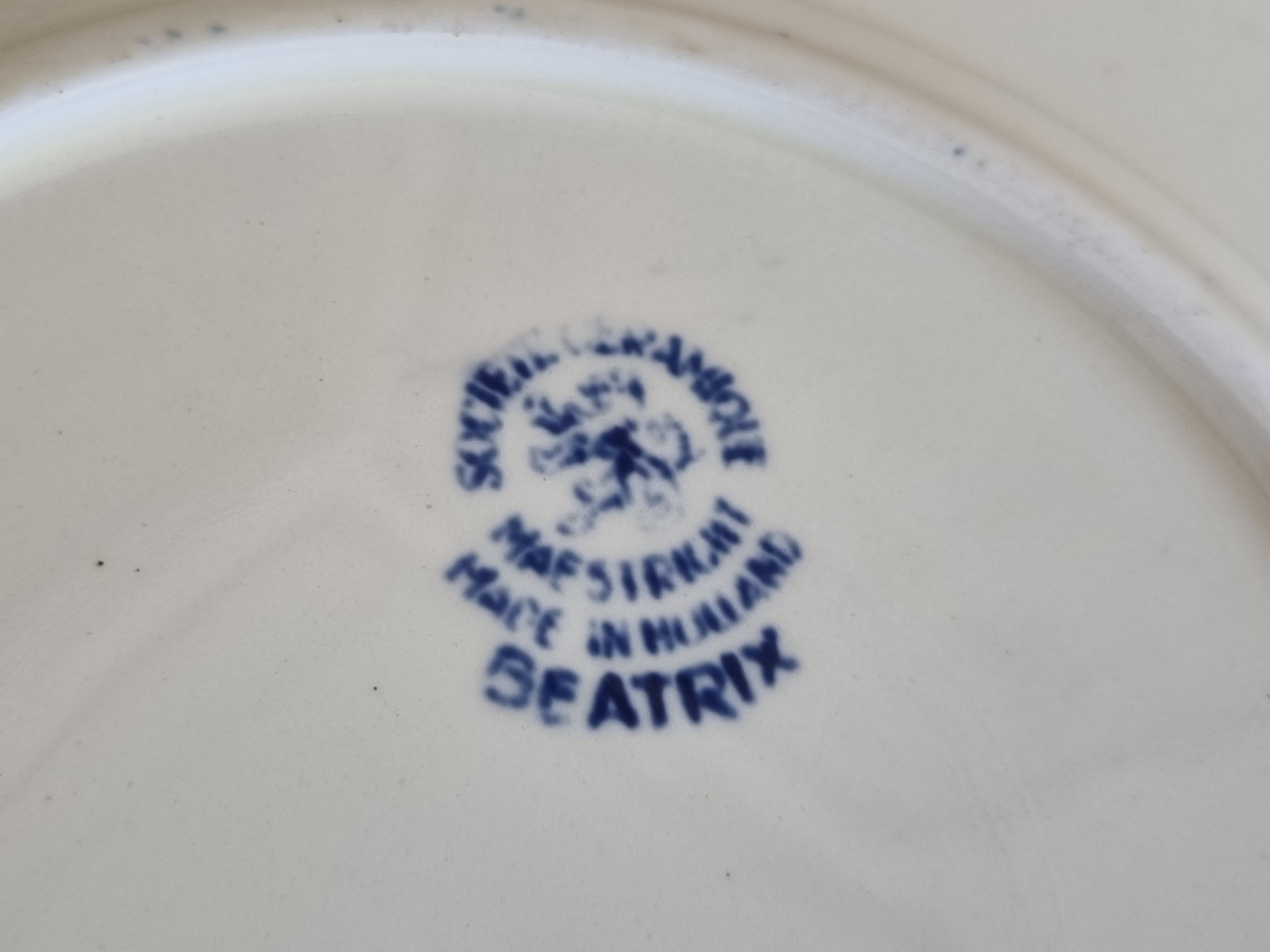 Beatrix Societe Ceramique ontbijtbordje 21,5 cm (creme donkere bloem)