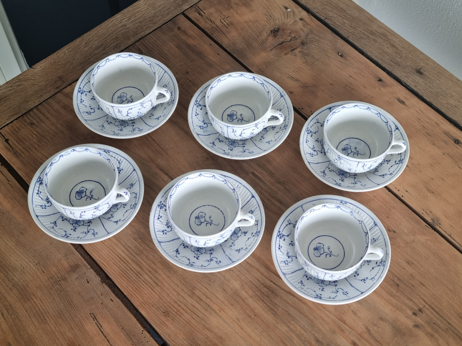 Saksch vermoedelijk Meissen (?) set 6x Thee Kop en schotel