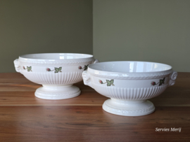 Wedgwood Moss Rose set 2x hoge ronde schaal op voet 22 cm en 20 cm (bruin stempel)