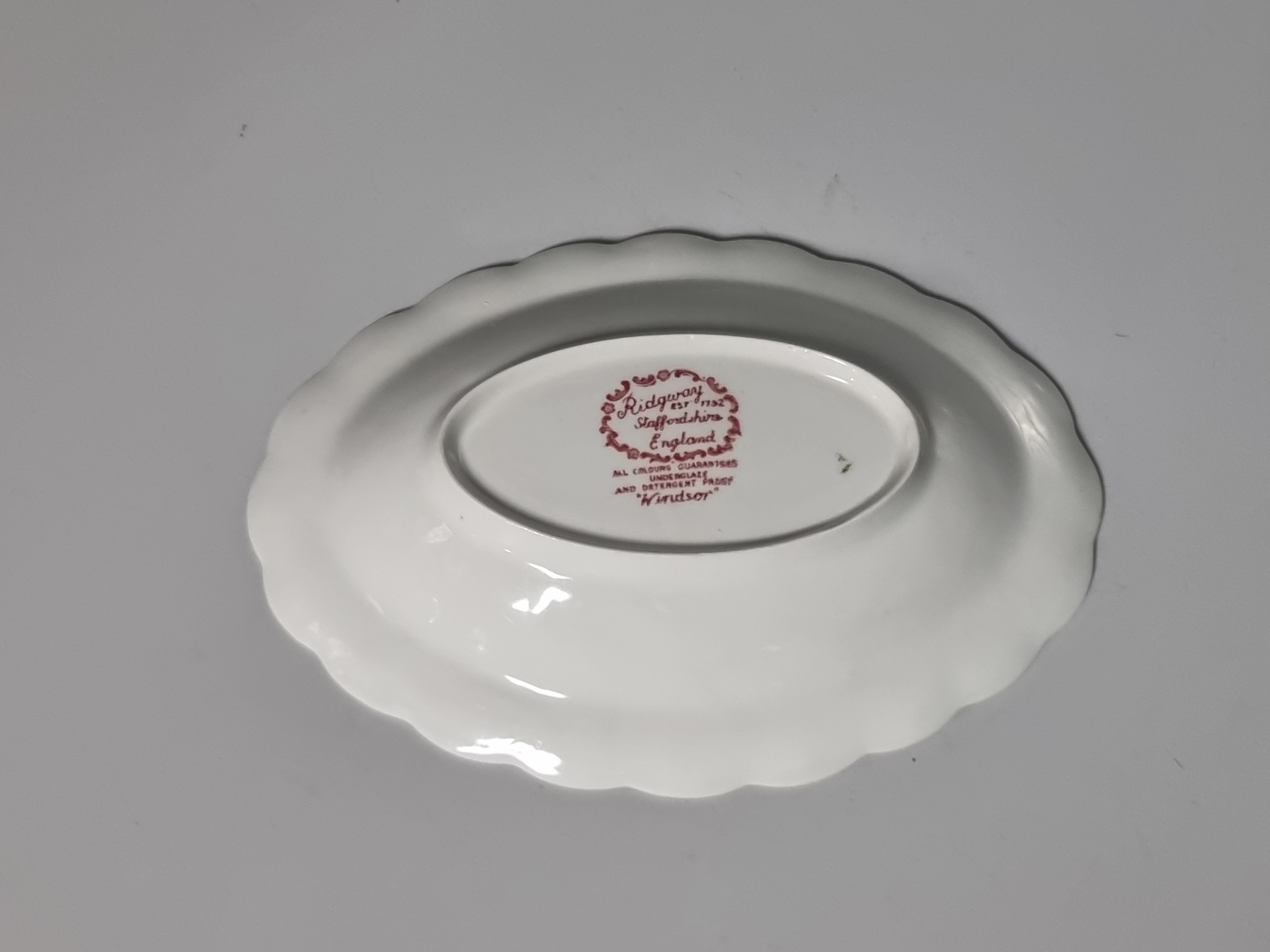 Engels Ridgway Windsor rood ovaal schaaltje 20 cm