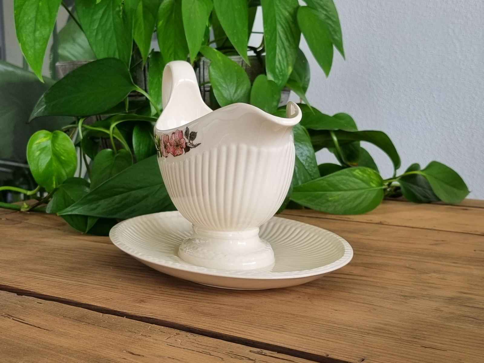 Wedgwood Briar Rose Sauskom op vaste onderschotel