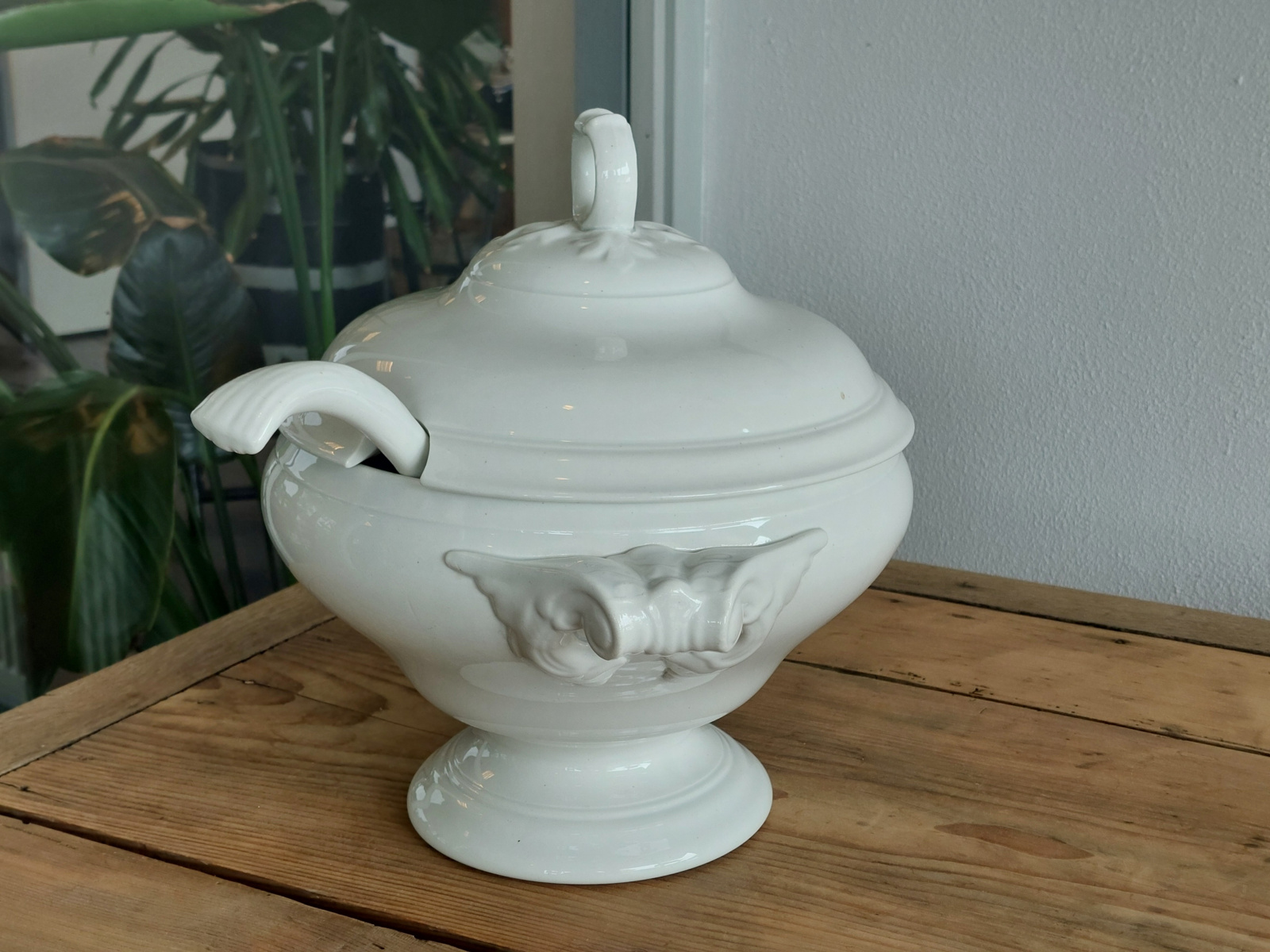 Societe Ceramique (6) wit Soepterrine met aardewerk lepel