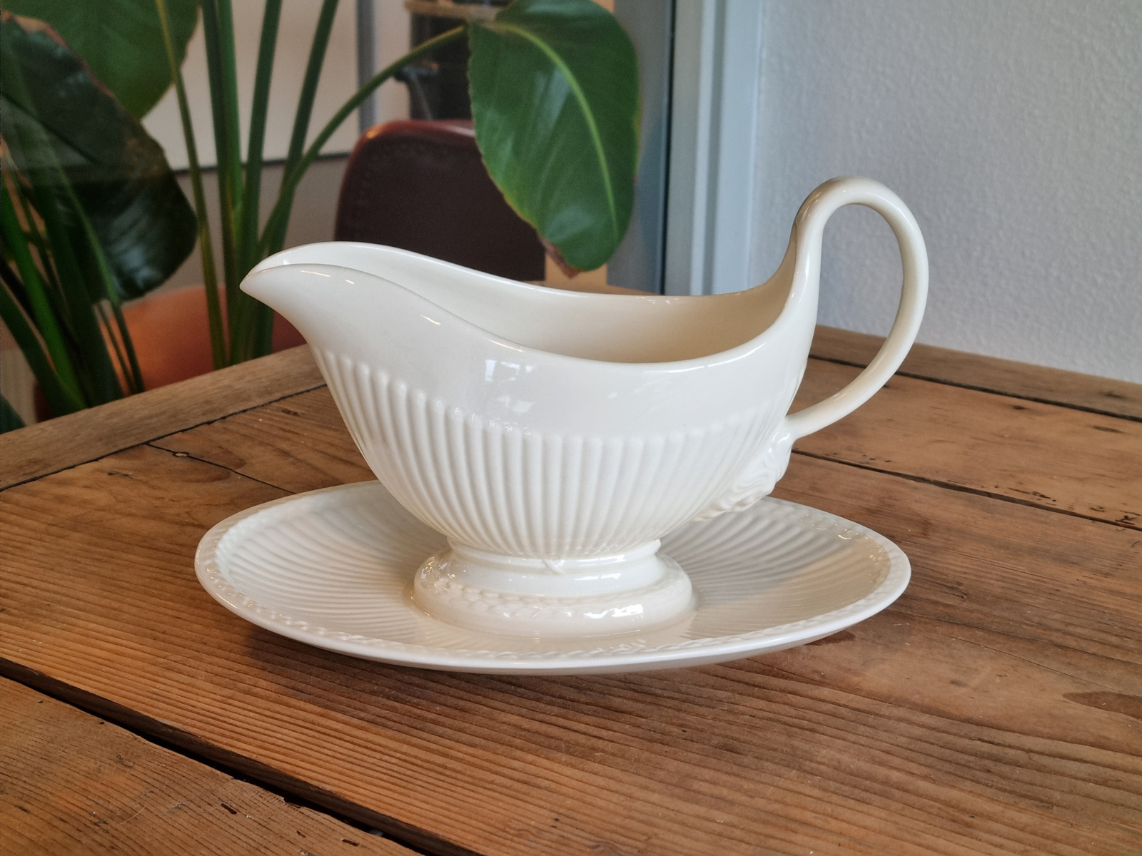 Wedgwood Edme Sauskom met oor op vaste onderschotel