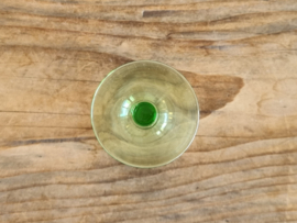 Vintage klein glas op voet groen