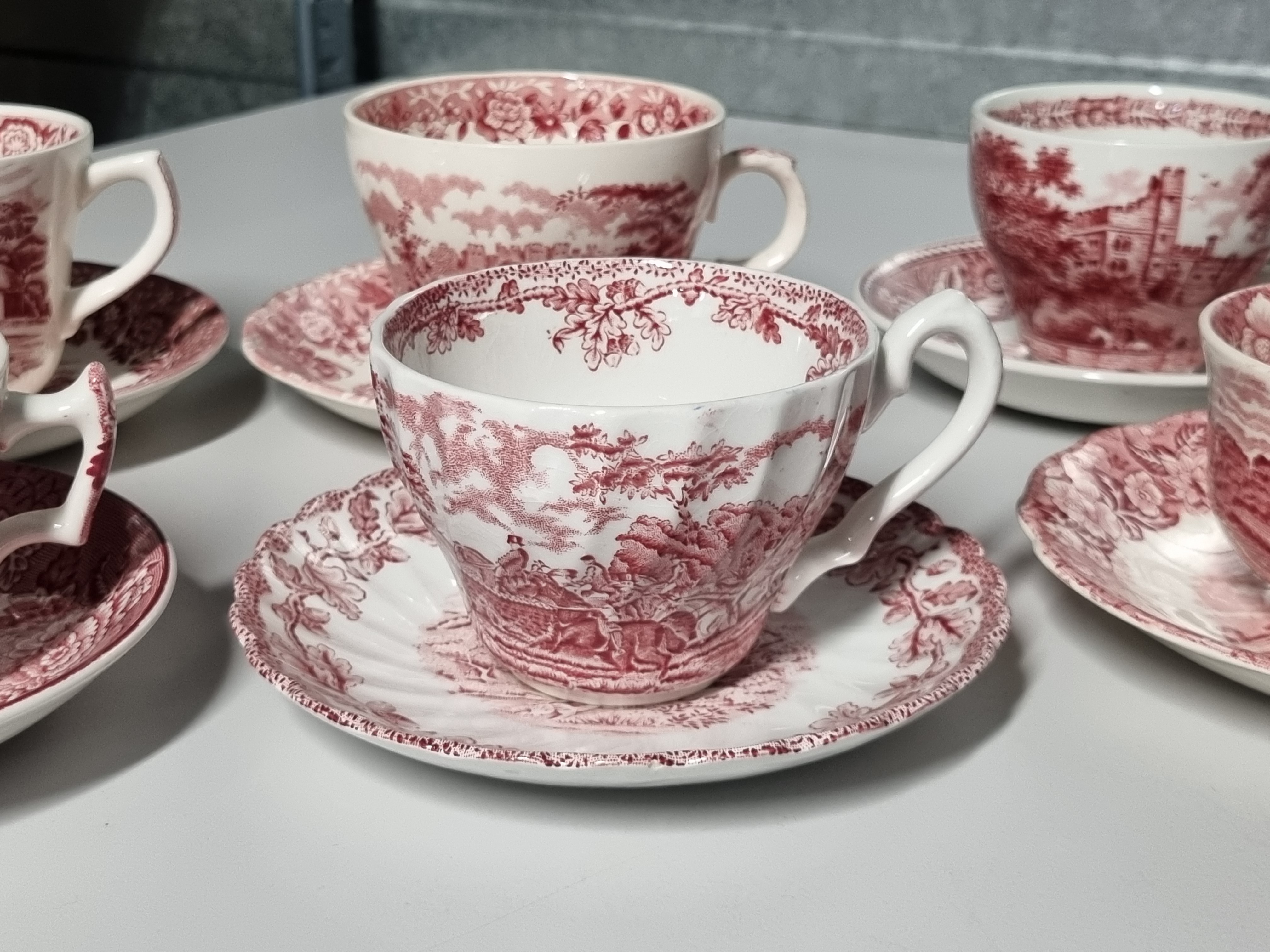 Engels rood Set 6x mix & match kop en schotel (rand met decor binnenin)