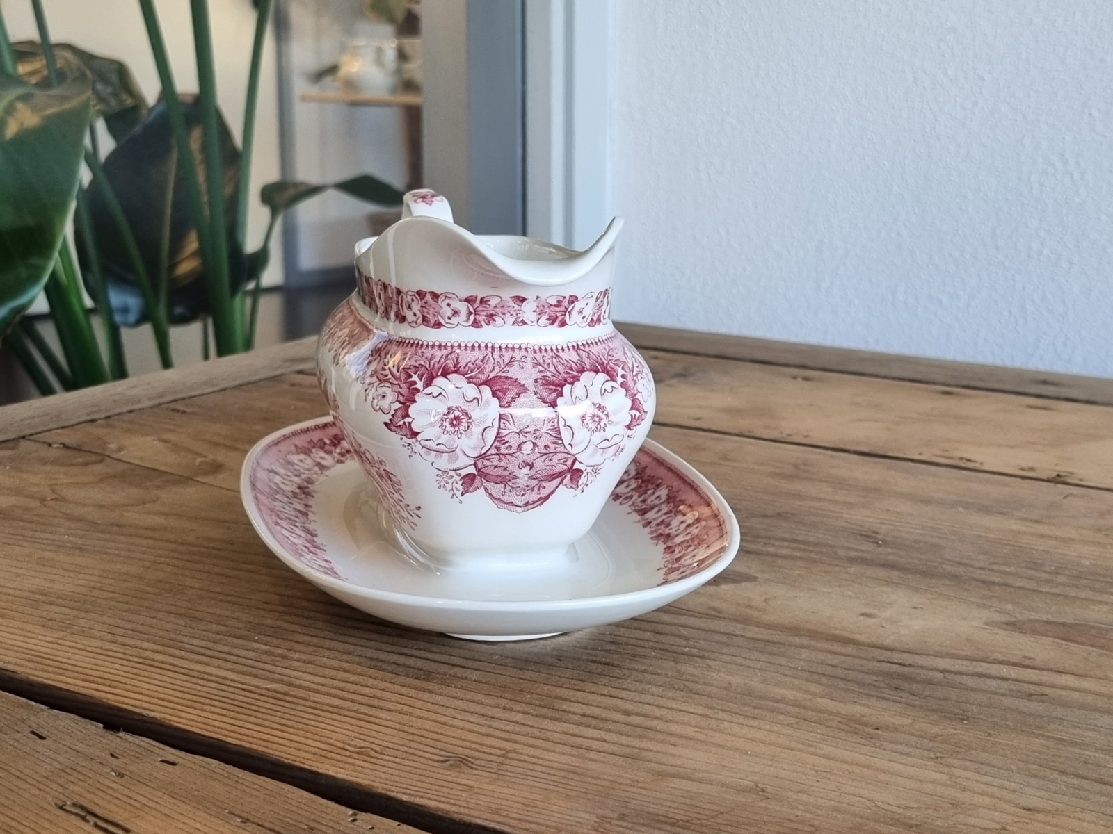 Balmoral Regout Royal Sphinx Aardewerk rood Sauskom op onderschotel