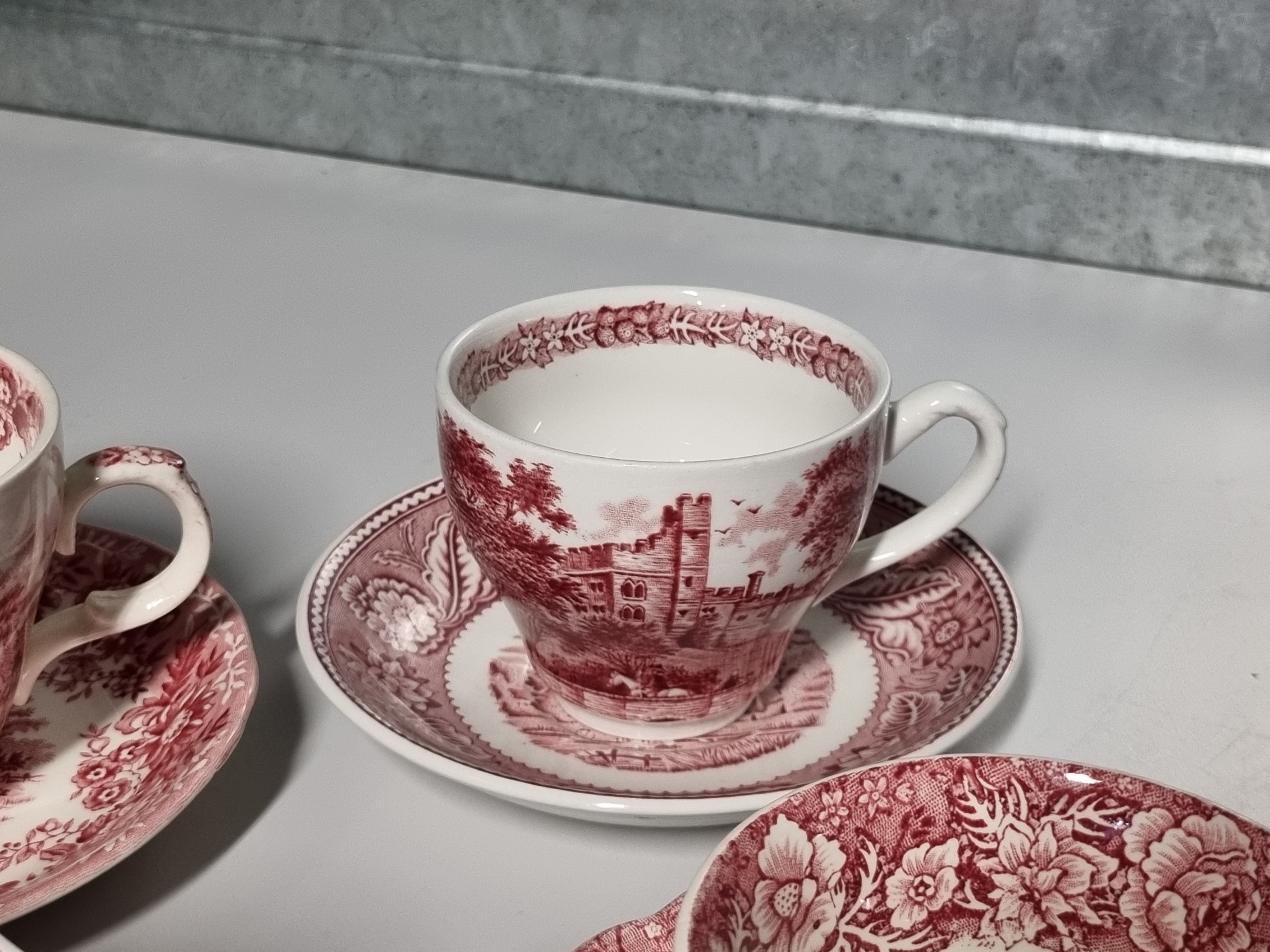Engels rood Set 6x mix & match kop en schotel (rand met decor binnenin)