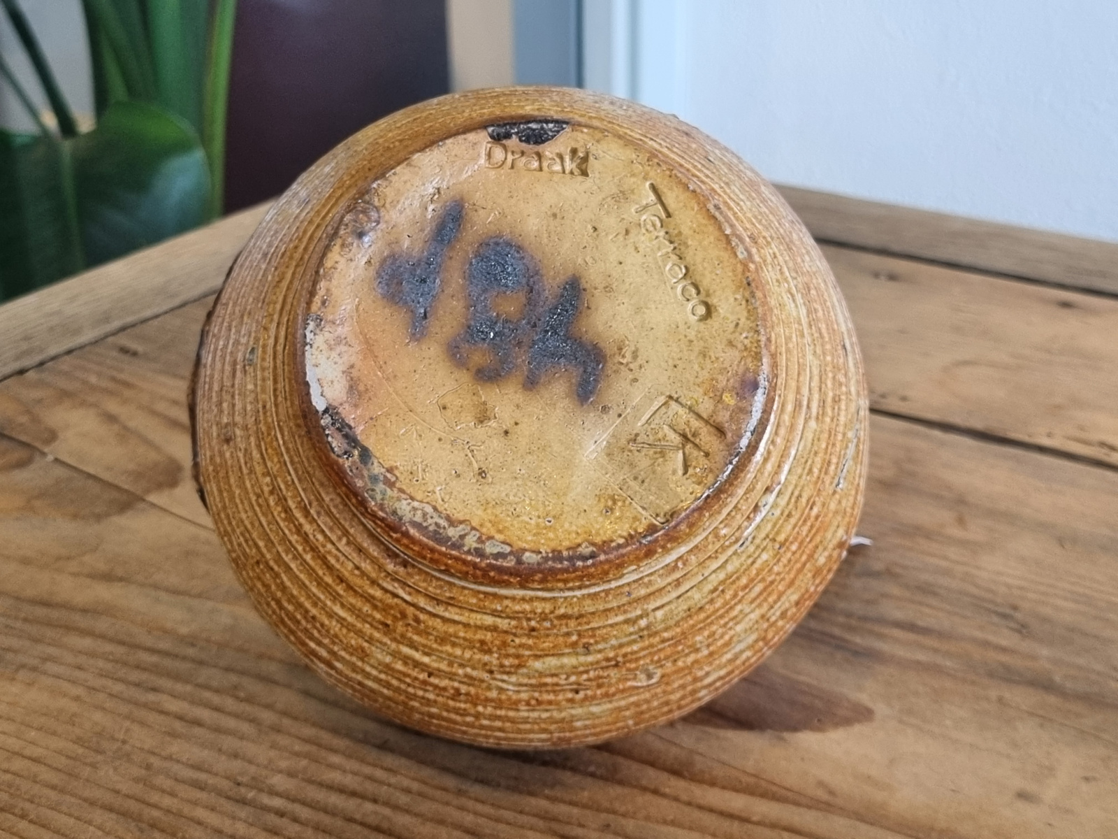 Vintage Steengoed Wijwaterkruik Terraco de Draak (afb. vis)