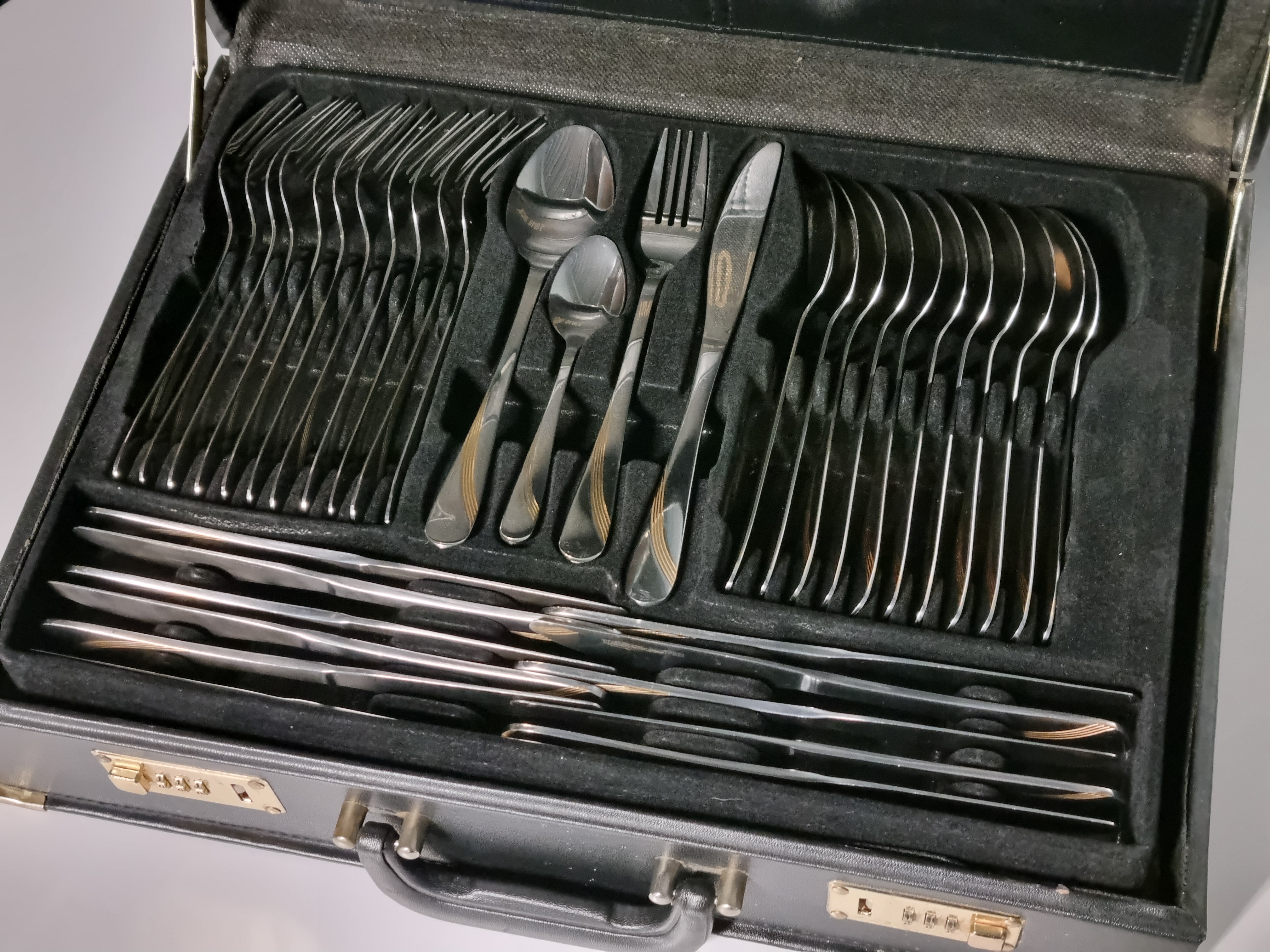 Bestekkoffer 18/10 Inox Edelstahl Rostfrei 12 persoons 72 delen