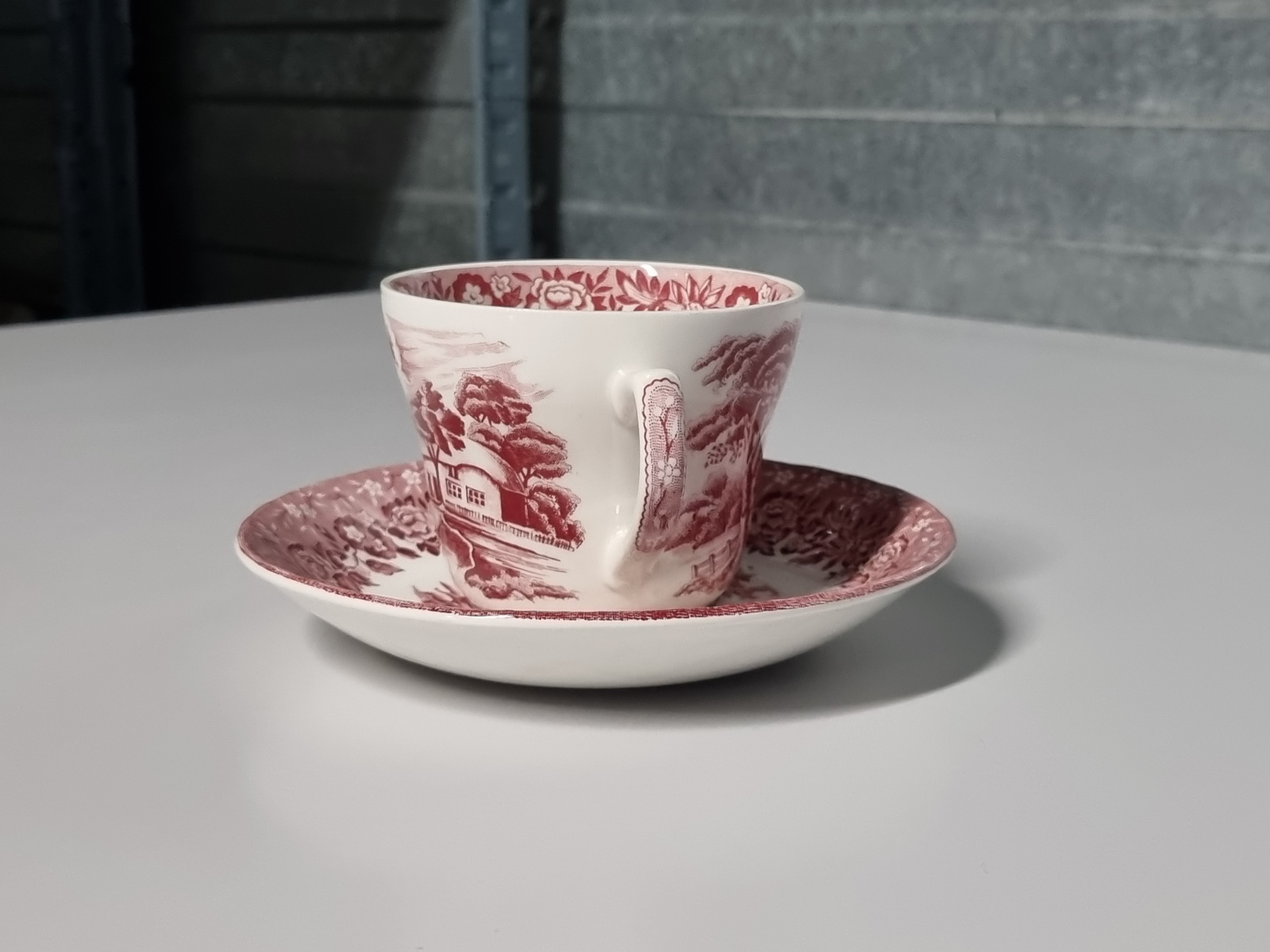 Engels rood Country Style Kop en schotel