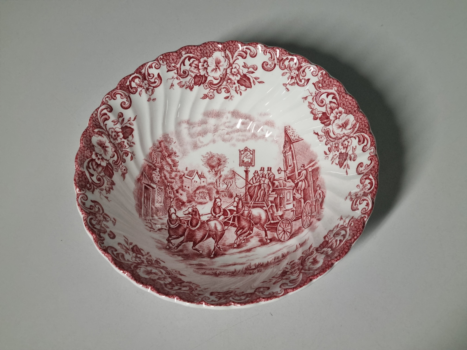 Engels rood Johnson Brothers Coaching Scenes hoge ronde schaal 21 cm