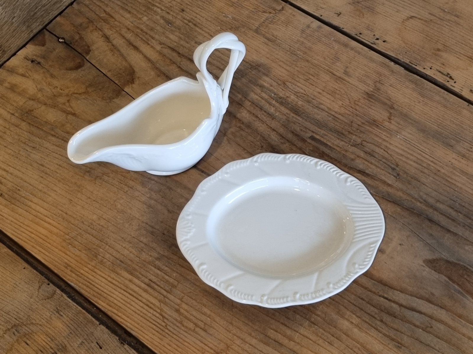 Hartley Greens Leeds Pottery Sauciere op onderbordje