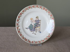 Frans Sarreguemines Enfants plat Bordje 14 cm (afb. kind mama op stoel)