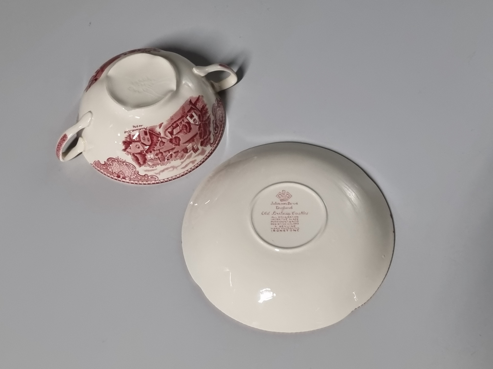 Engels rood Johnson Bros Old Britain Castles Soepkom met schotel (wit binnenin)