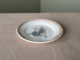 Frans Sarreguemines Enfants plat Bordje 14 cm (afb. kind mama op stoel)