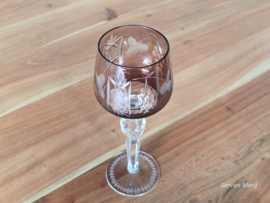Boheems Kristal Glas oud roze op hoge voet 21,5 cm
