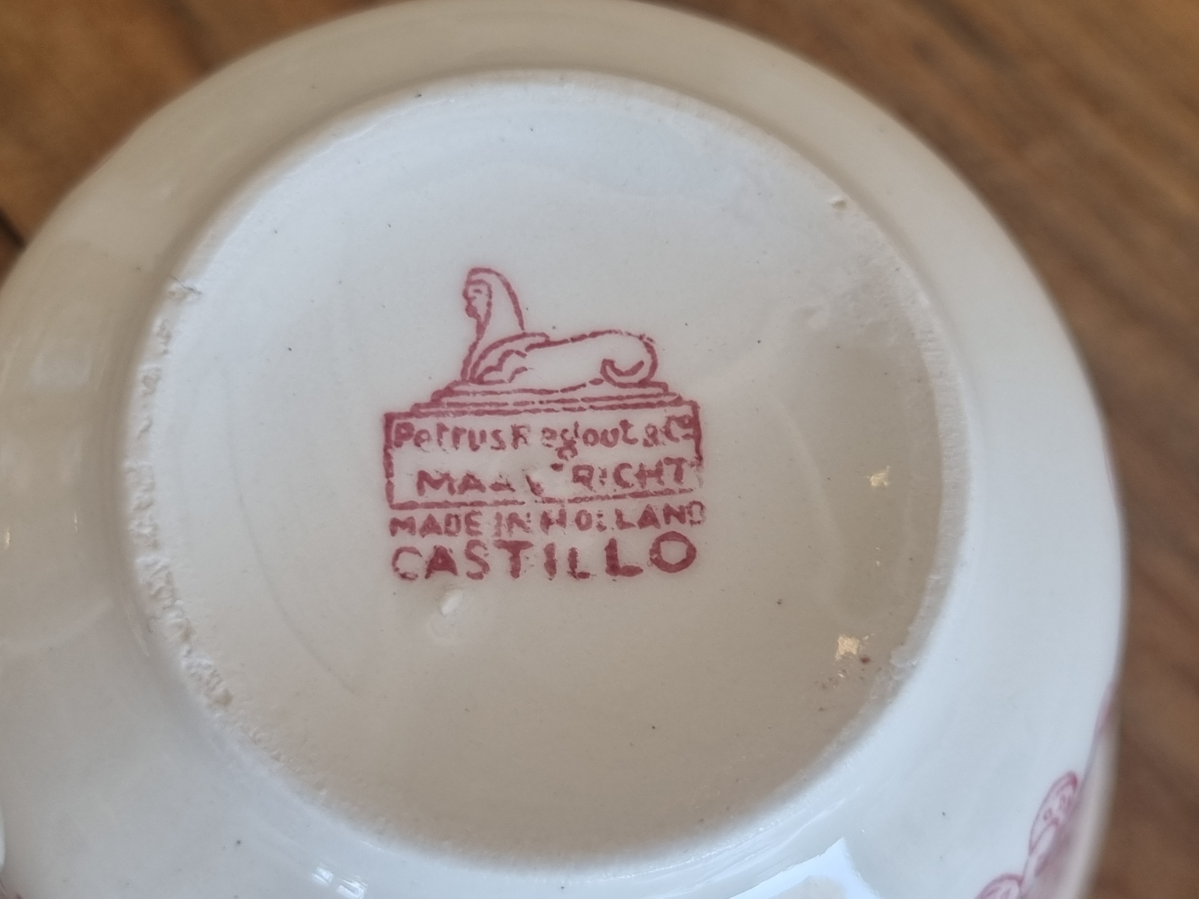 Regout Castillo Old England rood Kop en schotel (rode rand, rond oortje)