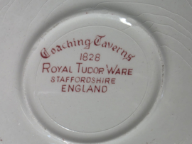 Engels rood Coaching Taverns Royal Tudor Ware Staffordshire kop en schotel