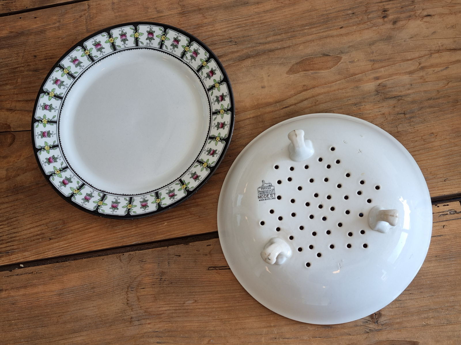 Petrus Regout Modest Fruittest op onderbord