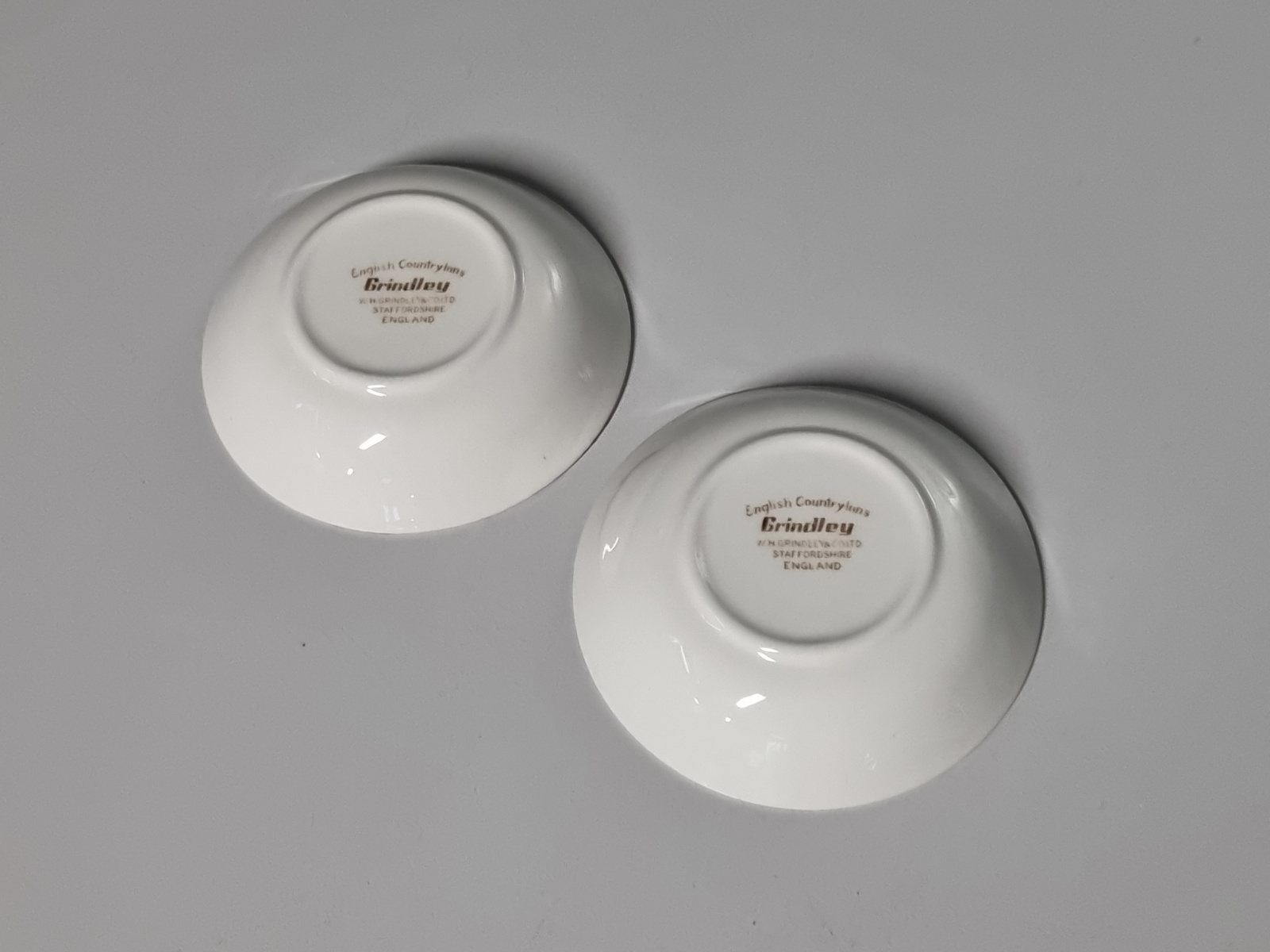 Engels bruin Grindley English Country Inns set 2x schaaltje theezakjeslegger