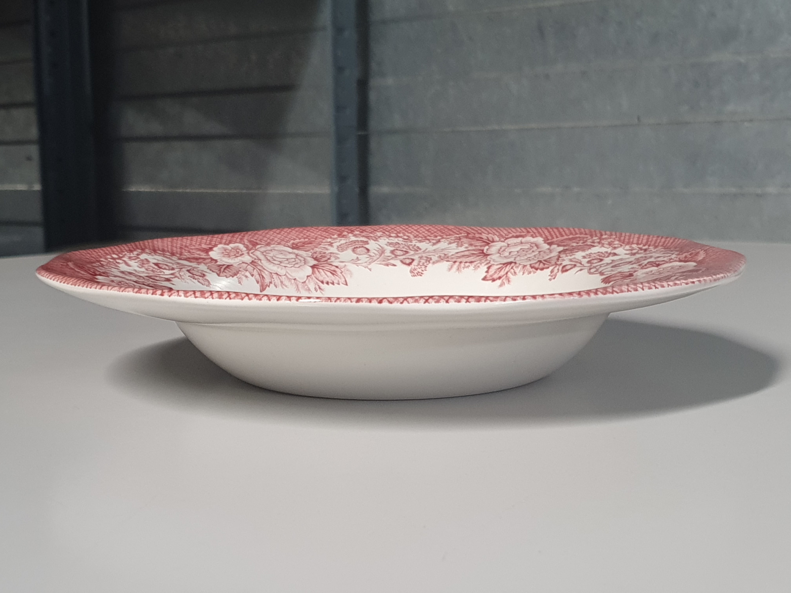 Engels rood Enoch Wedgwood Lochs of Scotland diep bord 22 cm