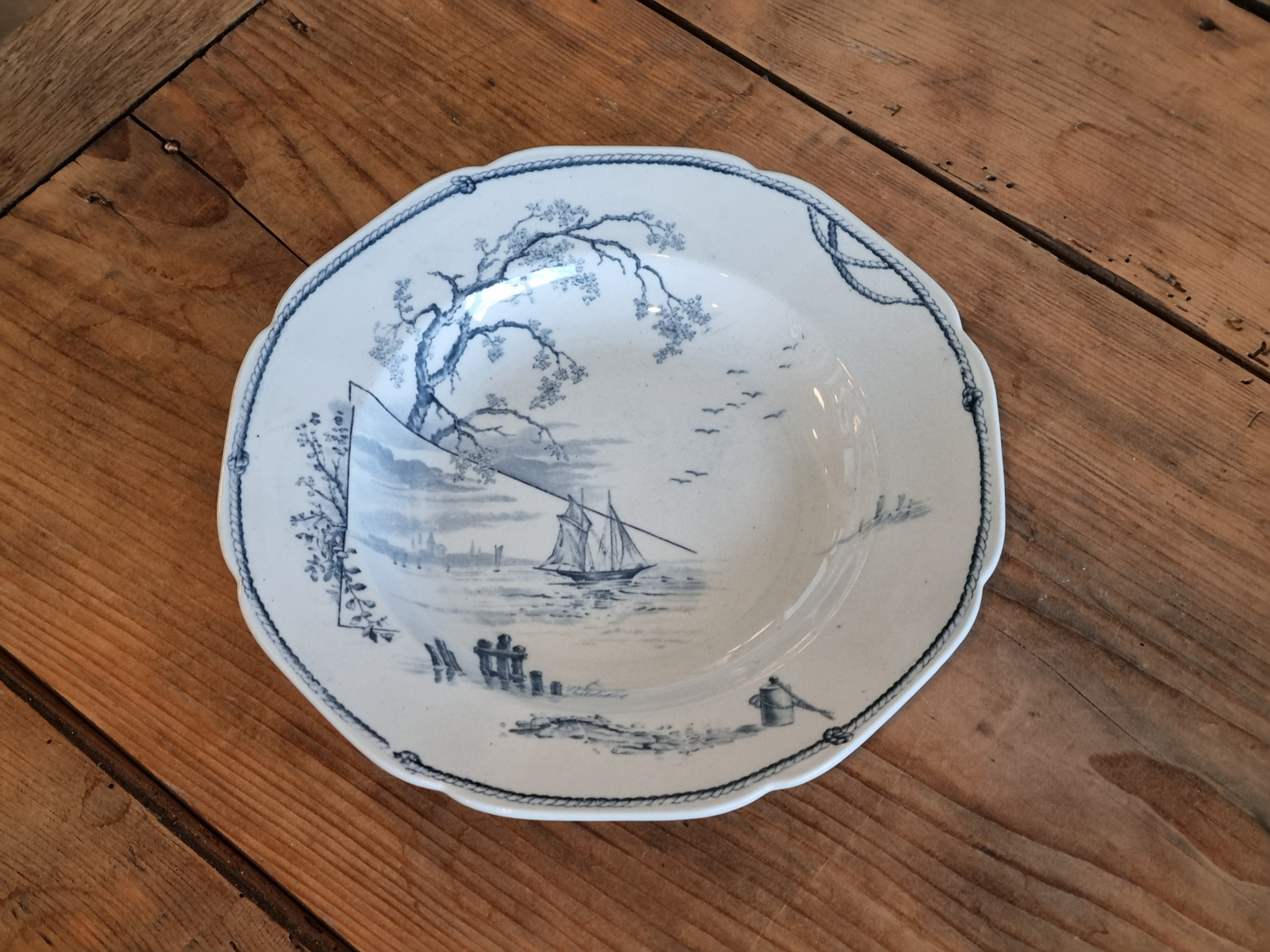 Verkocht = Petrus Regout Marines donkerblauw diep bord 23,5 cm (hoekig model, horizon)