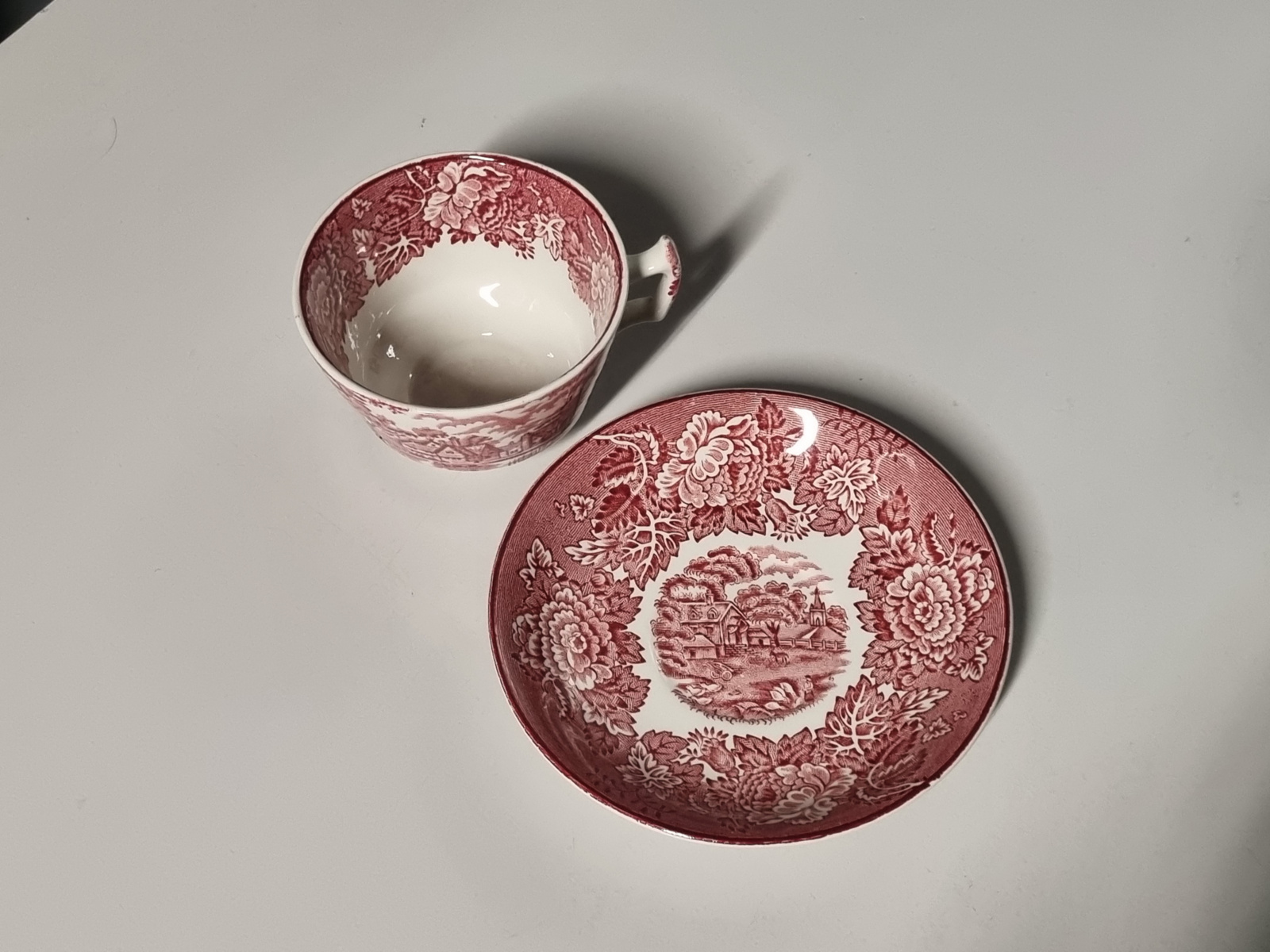Engels rood English Scenery Woods Ware kop en schotel