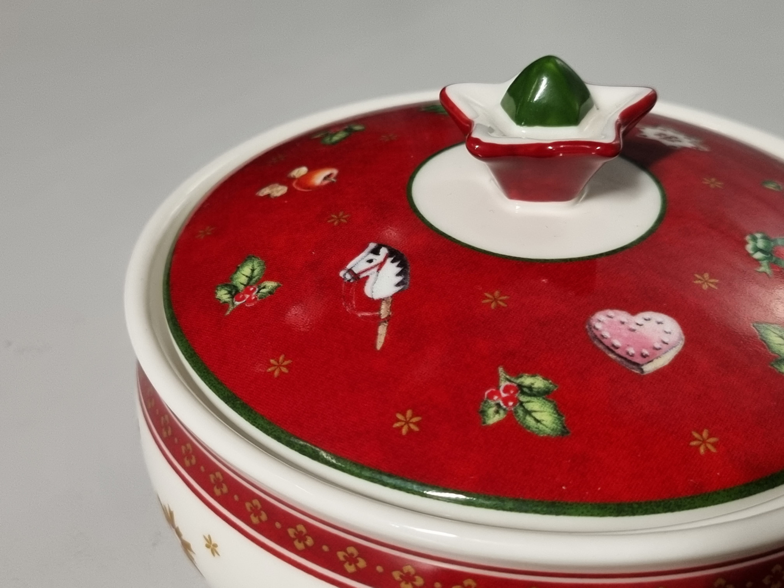 Villeroy en Boch Kerstservies decor Christmas Toys Delight Suikerpot Jampot 13 cm