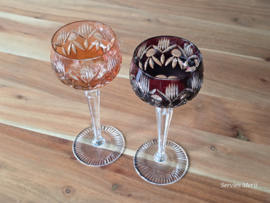 Boheems Kristal Glas set van 2x op hoge voet 19,5 cm kleur: rood en oranje
