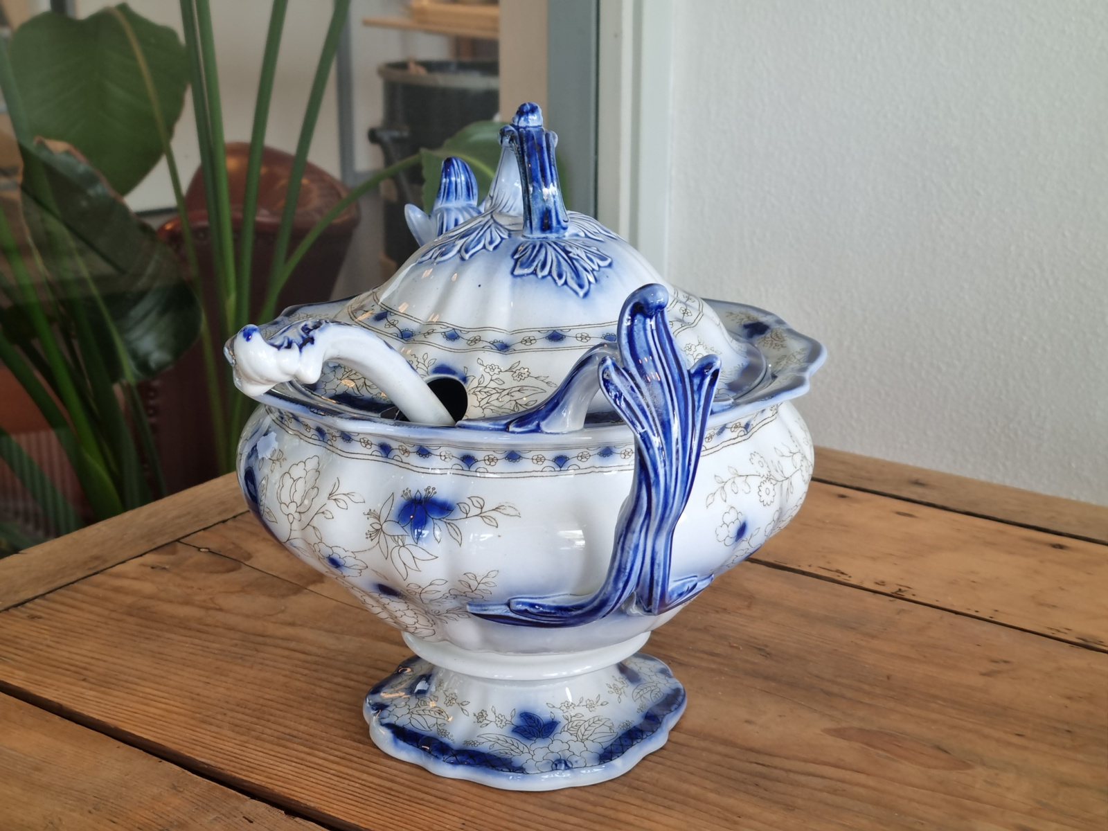 Petrus Regout Wellington decor Persian Soepterrine met aardewerk lepel