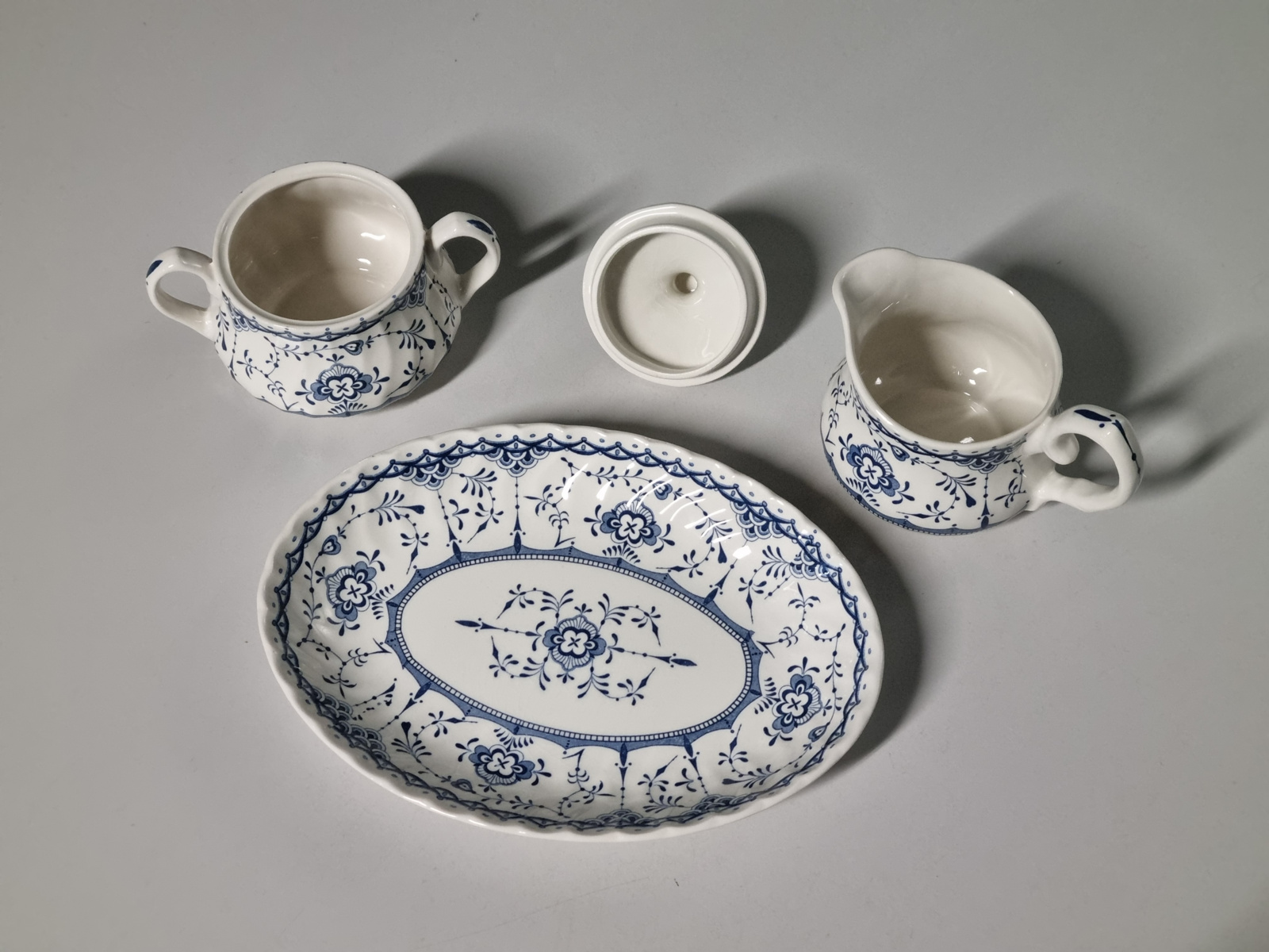 Engels blauw Ironstone Copenhagen roomstel op schaaltje